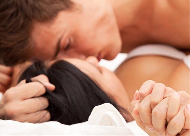 Ayrıca tatmin olunmuş bir birliktelik size mutluluk hormonu salgılattığı ve stresinizi azalttığı için bu da tüm yüzünüze yansıyor. Cinsellik sonrası çevrenizden “Ne kadar iyi göründüğünüzle” ilgili aldığınız iltifatların sebebi işte tam da bu.