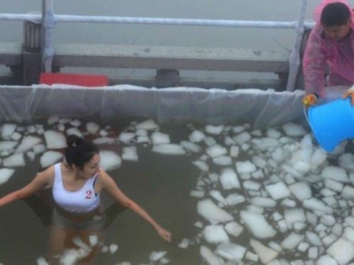 En uzun süre buzlu suda kalabilme yarışmasına katılan çinliler ilginç görüntülere sahne oldu.