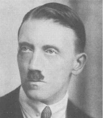 Başarısız darbe girişimi (9 Kasım 1923)<br /><br />Gittikçe ünlenen Nasyonal Sosyalist Alman İşçi Partisi ünlü birahane baskınını gerçekleştirecek fakat Hitler hapsihaneye girecekti. Fakat bu olaylar onu daha ünlü yaptı.