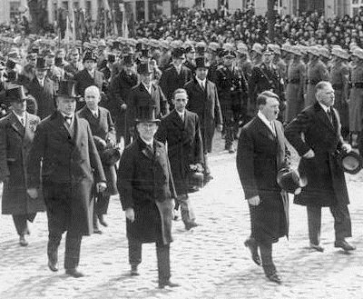 Hitler'in istikrarsız bir Almanya'ya (1919'dan beri neredeyse tüm iktidarlar ya birkaç ay ya da bir yıl kalıyordu) ilaç olabileceğini düşünenler çoktu ve bunların arasında Cumhurbaşkanı Paul von Hindenburg da vardı. En sonunda Hitler'i 1933'te İmparatorluk Şansölyesi (başbakan) ilan etti.