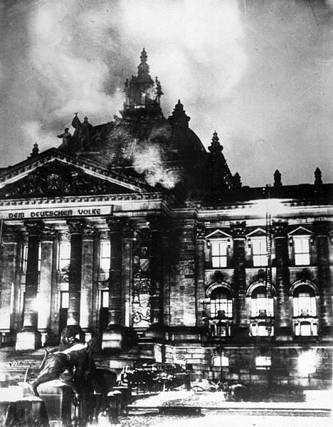Reichstag Yangını (27 Şubat 1933)<br /><br />Tarihler 27 Şubat 1933'ü gösterdiğinde akşam saatlerinde şaibeli bir yangın çıkmıştı. Koskoca Reichstag'ın Marinus van der Lubbe tarafından kundaklandığı iddia edilmişti. Polis onu hemen tutukladı ama sır perdesi hâlâ aralanamadı.