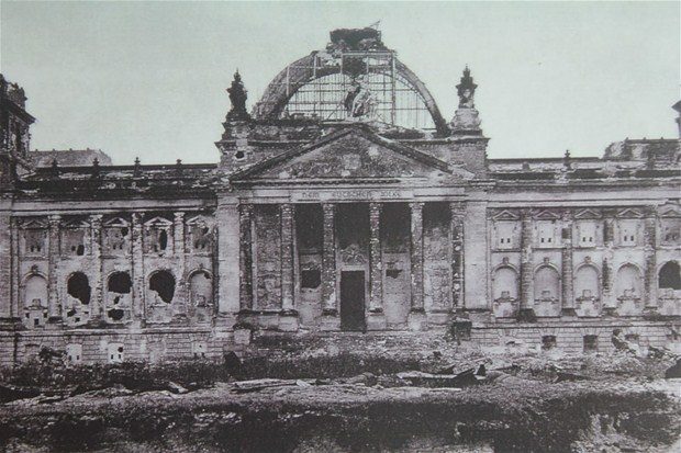 Bazı tarihçiler bunu Hitler'in emriyle yaptığını iddia etmişlerdir. Hitler, bunun ardından kendi partisi ve Alman ulusal halk partisi hariç tüm partilerin propagandasını durdurdu ve 181 milletvekili tutuklandı.