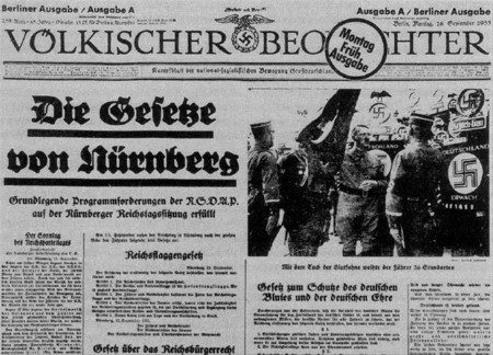 Nürnberg kanunları (15 Eylül 1935)<br /><br />Hitler'in Yahudilere karşı duyduğu nefretin kanunlara dönüşmesidir. Hitler, Nürnberg yasaları da olarak anılacak olan bir dizi yasa çıkarttı. Bu yasalarla; Yahudiler, Alman ismi ya da soy ismi alamayacaktı. (Almanya'da o zamanlarda Yahudilerin %95'ine yakını Alman soy ismi almıştı. Örneğin Albert Einstein'in soyadı Almanca'da 'tek taş' anlamına geliyordu) Dahası herhangi bir kamu çalışanı olamayacaklardı (doktorluk, öğretmen vb. gibi). Yahudilerin dükkânlarından alış-veriş yapmayacaklardı. Sadece Almanların evlerinde çalışmalarına izin veriliyordu.