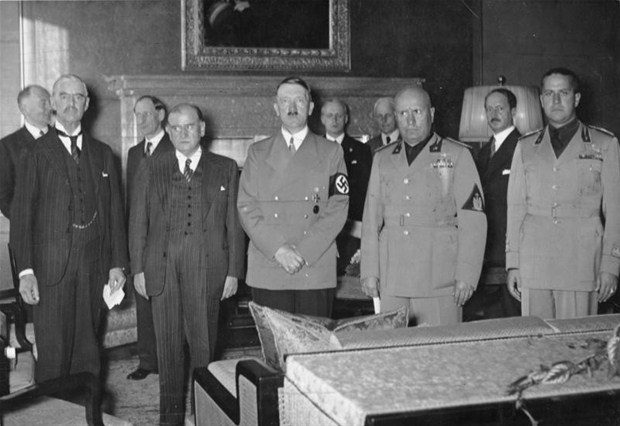 Almanların Çekoslovakya'ya saldırması (Mart 1938)<br /><br />Almanlar, Südet Almanlarını bahane ederek Çekoslovakyalılarla savaşmaya hazırlanıyordu. Hitler Südetleri de örgütledi. Almanlar, 1939 başlarında Çekoslavakya sınırına kadar gelmişlerdi.
