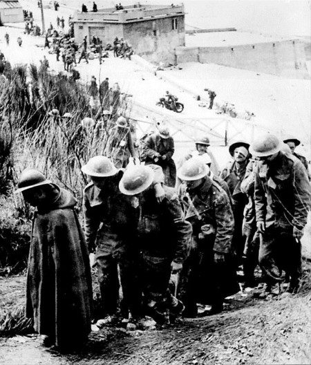 Dinkerque Muharebesi (26 Mayıs 1940 - 4 Haziran 1940)<br /><br />1940'lı yıllarda Dunkerque adı verilen bir bölgede yaklaşık yarım milyonluk müttefik askeri vardı ama bu askerlerin hem teçhizat eksiği vardı hem de kaçacakları yerler kısıtlıydı. Yani Naziler o savaşı kazanacaktı. Ama Hitler havadan saldırmayı düşündü. Böylece kayıpları en aza indirmek düşüncesindeydi. Aslında bu fikir mantıklıydı ama hava çok kötüydü.