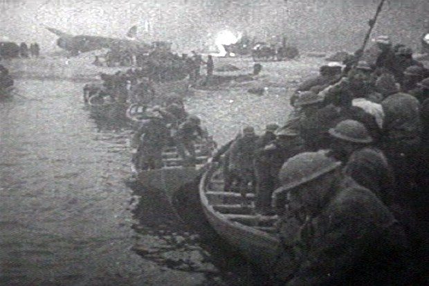 Peki, Hitler ne yaptı? <br /><br />Oradaki hava muhalefetinin geçmesini bekledi! Bu büyük hata Hitler'e büyük zarar verdi. Müttefiklerin çoğu kaçmayı başardı. Belki yenseydi büyük bir avantajı olabilirdi. Bu olay tarihe Dunkerque Tahliyesi veya diğer adıyla Dinamo Operasyonu olarak geçti.
