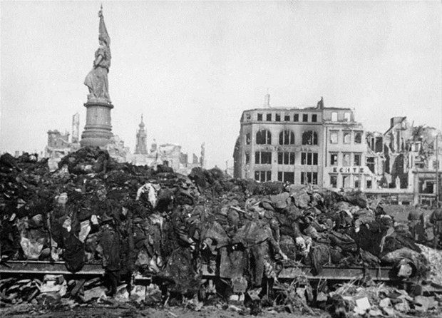 Amerika'nın savaşa katılması (7 Aralık 1941)<br /><br />Pearl Harbour'a ani bir saldırı yapıldı. Japon İmparatorluğu, -Amerika'nın müttefiklere yardımı daha önce biliniyordu fakat savaşa girmesi bu yardımın daha da artmasına neden oldu- Pearl Harbour'dan sonra Naziler de ve Faşist İtalya'da Amerika'ya savaş ilan etti. Fakat bu da bir hataydı çünkü Amerika ile Müttefikler çok daha güçlü oldu. Hatta bazı tarihçiler, "Eğer Amerika savaşa girmeseydi Naziler'in savaşı kazanma ihtimali çok daha yüksek olurdu" diye düşünür.