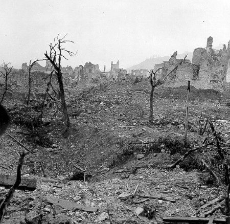 Nazilerin İtalya cephesinde yenilmesi (10 Temmuz 1943)<br /><br />Mussolini önderliğindeki İtalya, Afrika'da yenilerek Sicilya'ya kadar çekildi. İtalya yenilgi yaşadıkça geri çekilmeye devam etti. Bu da Naziler adına en güçlü müttefikinin yaralanması anlamına geliyordu.