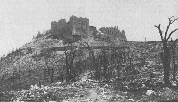 1945'de Mussolini yakalanıp işkence edilerek öldürüldü. Birçok tarihçi Hitler'in İtalya'nın yenilmesiyle birlikte yenilmeye zaten mahkûm olduğunu düşünür.