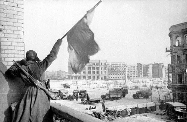 Stalingard Savaşı (23 Ağustos 1942 – 2 Şubat 1943)<br /><br />Almanlar tarihin gördüğü en güçlü harekat için hazırdılar. Barbarossa Harekâtı ile Nazi biçer-döveri doğuda yeniden çalışıyordu. Naziler, 3 milyondan fazla asker ve 300 tankla Sovyetler'e girmeye başlıyordu. Hızla ileri gidiyordu Naziler. Ancak çamur onları çok yavaşlatmıştı ve benzinleri azalıyordu.