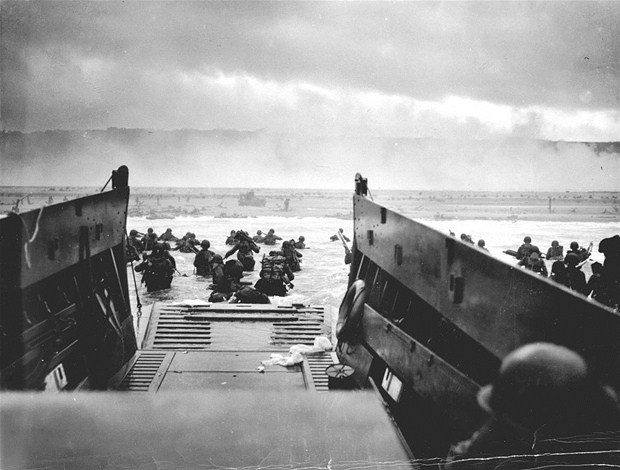 Normandiya Çıkarması (6 Haziran 1944)<br /><br />Hitler doğuda yenilmişti fakat batıda hâlâ güçlüydü. Amerikalılar büyük bir çıkarmaya hazırlanmıştı. Büyük bir komutan olan Eisenhower önderliğinde Müttefikler (ABD, Kanada, Hollanda, Norveç, Fransa, Polonya ve Yeni Zelanda çıkarmaya katılmışlardı) tamamen hazırdılar. Fakat bir de hile yaptılar (Almanlar yakınlarda bir çıkarma olacağını anlamışlardı): bol bol Normandiya reklamı yaptılar ve Almanlar bunun savaş hilesi olduğunu sanarak Normandiya'ya daha az asker koydular. Müttefikler çıkarmayı yaptı ve batıdan da Almanya'ya saldırdı.