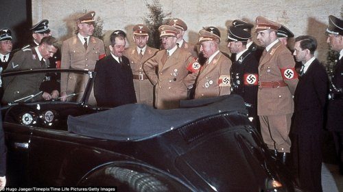 "Adolf Hitler kıyafetleriyle sevişirdi"<br /><br />Adolf Hitler ve Eva Braun, Hitler'in hijyen takıntısından dolayı kıyafetlerini çıkarmadan ve birbirlerine dokunmadan sevişirlerdi.