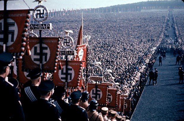 Alman diktatörün Eva Braun'la yatakta arasına mesafe koyduğunu iddia eden Amis, Hitler'in onun eteğini kaldırmasıyla orgazm olduğunu da söyledi.