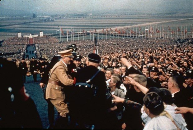 Yazarın bir diğer iddiası da Hitler'in aseksüel olması ve Braun'la olana benzer bir cinsel ilişkisinin üvey yeğeni Angela 'Geli' Raubal'la da bulunması.
