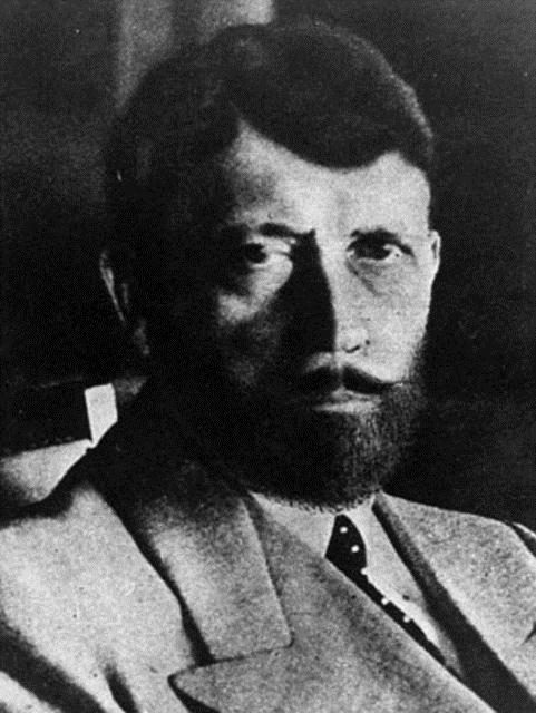 Savaşın son döneminde müttefik kuvvetler avantajlı bir duruma gelmiş ve zafer görünmeye başlamıştı. CIA'in ilk versiyonu olan OSS, savaş sonunda Alman diktatörün farklı kimlikler altında kaçmaya çalışacağını hesap ederek bunu önlemek için bir çalışma başlattı.