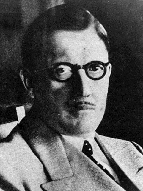 ÖLÜMÜ BİR EFSANE YARATTI <br /><br />Savaş sonunda Berlin'e giren Kızıl Ordu askerleri, Hitler'in cesedini, birlikte intihar ettiği metresi Eva Braun'unki ile yanyan bulmuştu. Ceset teşhir edildikten sonra bile Hitler'in aslında ölmeediği Güney Amerika hatta Antartika'ya kaçtığı yönünde pek çok efsane yayıldı. Sovyetler Birliği dağıldıktan sonra Hitler'e ait kemiklerde DNA analiz yapılıştı. <br /><br />Ancak bu bile bazıları için Hitler'in kaçtığı efsanesini yıkmaya yetmedi. Geçen yıl yayınlanan ve Hitler'in Güney Amerika'ya kaçmayı başardığını iddia eden 'Gri Kurt: Adolf'un Kaçışı' adlı kitap büyük ilgi görmüştü.