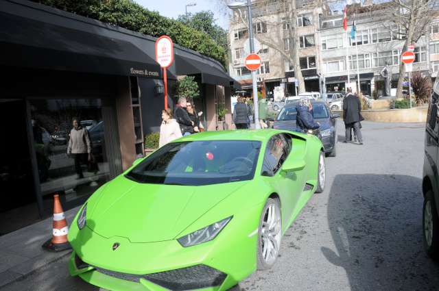 Fenerbahçeli Caner Erkin”in eşi Asena Erkin, önceki gün 1.8 milyon TL” lik Lamborghini Huracan marka arabası ile geldiği Bebek sahil de trafik ihlali yaptı. SOZCU / MUSTAFA KIZGINYÜREK