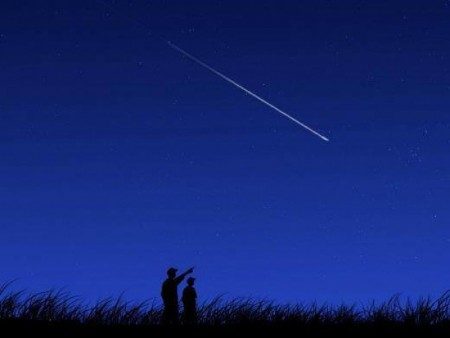Yıldız kayması diye adlandırılan şey atmosfere girdiğinde yanmaya başlayan küçük göktaşlarıdır.