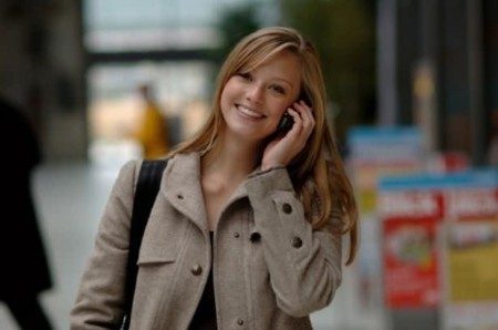 Cep telefonuyla konuşurken yürüyorsanız, yanınızdan biri geçtiğinde yere bakma eğilimine girersiniz.