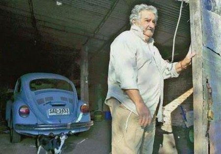 Uruguay Devlet Başkanı José Mujica, maaşının % 90'ını hayır kurumlarına bağışlıyor ve 1.250 $'la geçiniyor.