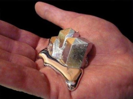 Gallium adlı bu metalin erime noktası bir insanın elindeki sıcaklıktan düşük olduğundan elinizle tuttuğunuzda sıvılaşır.