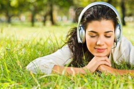 Hafıza kaybı yaşayan insanlara müzik dinletilmesi önerilir; çünkü beyin şarkıların içine bir çok anıyı kaydeder.