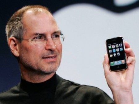 Steve Jobs Suriyelidir. Babası Abdulfattah Jandali adlı Suriyeli Arap'tır ve Jobs'u evlatlık vermiştir.