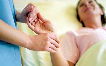 Bazı ailelerde benlerin genetik olarak kanser geliştirmeye yatkın olduğuna da dikkati çeken Akyol, böyle genetik yatkınlığı bulunan aile fertlerinde "atipik" benlerden, "melanom" adı verilen kanser gelişme riskinin yüksek olduğunu sözlerine ekledi.
