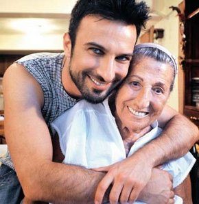 30 Ekim 2009'da öğrencisi Bülent Ersoy tarafından anısına Müzeyyen Senar'ın sanat yaşamından fotoğrafların yer aldığı Cumhuriyetin Divası: Müzeyyen Senar sergisi açıldı.