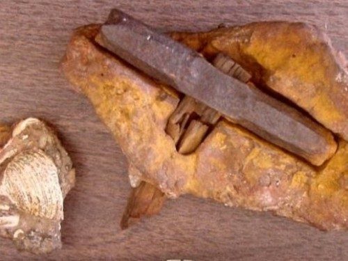 KAYAYA GÖMÜLÜ ÇEKİÇ<br /><br />Tahta sap ve demir tokmaktan oluşan bu çekiç, 1936'da Teksas'ta 400-500 milyon yıllık bir kayanın içine gömülü olarak bulundu. Modern bir aletin tarih öncesi bir kaya kütlesinin içine nasıl girdiği bir yana, çekiçte kullanılan demirin günümüz demirlerinden bile saf olması bilim adamlarını hayrete düşürdü.