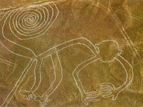 NAZCA ÇİZGİLERİ<br /><br />Peru'da 1926 yılında keşfedilen Nazca kasabası yakınlarındaki üçgen, dörtgen, sarmal ve hayvan şeklindeki çizgilerin sırları çözülemiyor. <br /><br />Çizgilerden bazılarının yaz ve kış gün dönümlerini işaret ettiği, hatta dev bir takvim görevi gördüğü öne sürüldü. Bazı bilim adamları çizgilerin UFO'lar için yapıldığı iddiasında da bulunuyor.