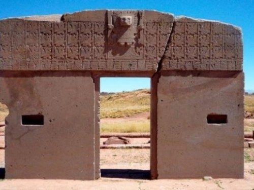 GÜNEŞ KAPISI<br /><br />Güney Amerika'daki sırrını koruyan arkeolojik buluntulardan biri de Tiahuanaco'daki Güneş Kapısı. Tek parça taştan yapılan 5 metre genişliğinde, 3 metre yüksekliğinde ve 10 ton ağırlığında olduğu tahmin edilen Güneş Kapısı'nın nasıl bir yöntemle ve ne amaçla inşa edildiği bir türlü açıklanamıyor.