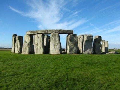STONEHENGE TAŞLAR<br /><br />Güney İngiltere'de Salisburg düzlüklerinde yer alan üç metreden yüksek, dikine duran taşlardan oluşan Stonehenge taşları da sırlarını koruyor. Her biri tonlarca ağırlığındaki taşlar mühendislik harikası olarak değerlendirilirken, çeşitli efsaneler de bulunmakta.<br /><br /> Dinsel törenlerin yapıldığına inanılan Stonehenge'in rasathane olduğu yönünde çeşitli bulgular olmasına rağmen halen taşların sırrı çözülemiyor.