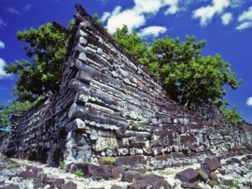 1000 YILDA YAPILAN KENT (NAN MADOL)<br /><br />Pasifik Okyanusu'ndaki Mikronezya adası yakınlarına kurulu antik Nan Madol kentinin inşası, M.Ö 200'de başladı ve 1000 yıl sürdü. <br /><br />250 milyon tonluk dev bazalt bloklar kullanılarak yapılan bu kent, 100 yapay adayı kanallarla birbirine bağlıyor. Bu kadar bazaltın bölgeye nasıl getirildiği ise hâlâ sır.