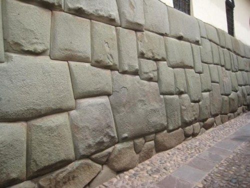 HARÇSIZ TAŞ SET<br /><br />Peru'nun Cusco bölgesindeki bir İnka kalesinin etrafını 360 metre boyunca zikzak yaparak saran 9 metrelik setlerin yapımında, tanesi 300 tona varan kireç taşı blokları kullanılmış. <br /><br />Ancak hiç harç kullanılmamasına rağmen bu kayalar, arasına bıçak bile sokulamayacak kadar mükemmel yerleştirilmiş.