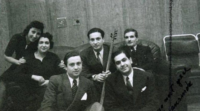 Kemal Niyazi Bey ile İstanbul Radyosu'nda şarkı söylemeye başlayan Senar, Perşembe günleri ilgiyle izlenen bu programla geniş kitlelere adını duyurdu.