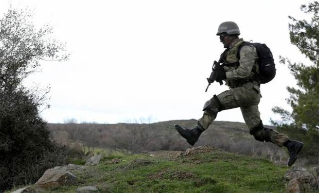 Türk Silahlı Kuvvetleri, görevi sırasında düşman sahasına atlamak zorunda kalan pilotların sağ salim vatan toprağına getirilmesi için özel timler yetiştiriyor.<br /><br />(AA)