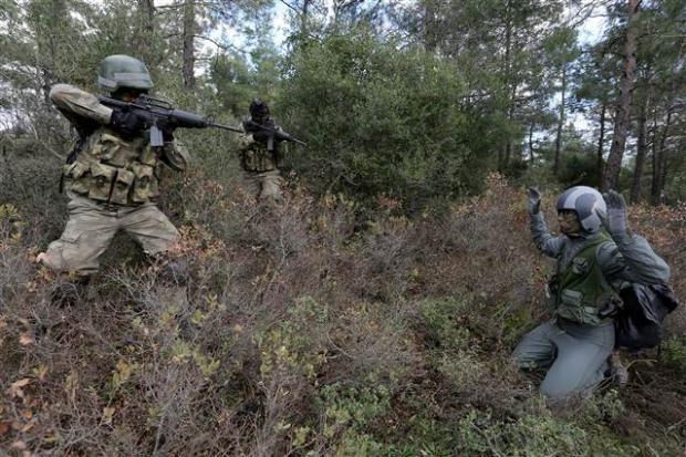 Kara, Deniz ve Hava Kuvvetleri ile Jandarma Genel Komutanlığı bünyesinde Muharebe Arama Kurtarma (MAK) timinde görev yapacak gönüllü subay ve astsubaylar, İzmir'deki Çiğli 2. Ana Jet Üs Komutanlığı içinde bulunan Muharebe Arama Kurtarma (MAK) Eğitim Komutanlığı'nda eğitimden geçiyor.
