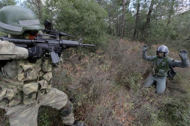 Görevi sırasında düşman sahasına atlamak zorunda kalan pilotu kurtarmakla görevli time katılmak, 53 haftalık zorlu bir eğitimi başarıyla tamamlamayı gerektiriyor.