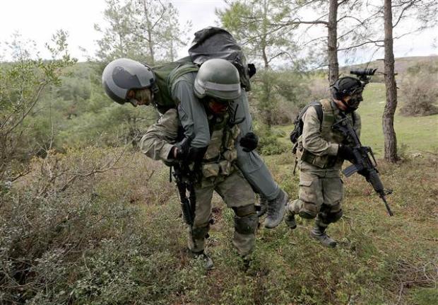 Bu sürede askeri becerileri en üst düzeye çıkarılan subay ve astsubaylar, görevleri sırasında karşılaşabilecekleri her türlü fiziksel ve psikolojik zorluklara karşı da hazırlanıyor.