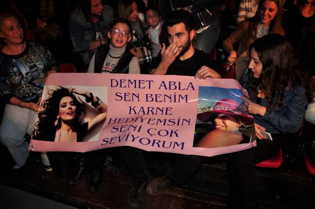Dinlemeye gelen bir grup öğrencinin de “ Demet Abla sen benim karne hediyemsin “ yazılı pankart açtığı görüldü.