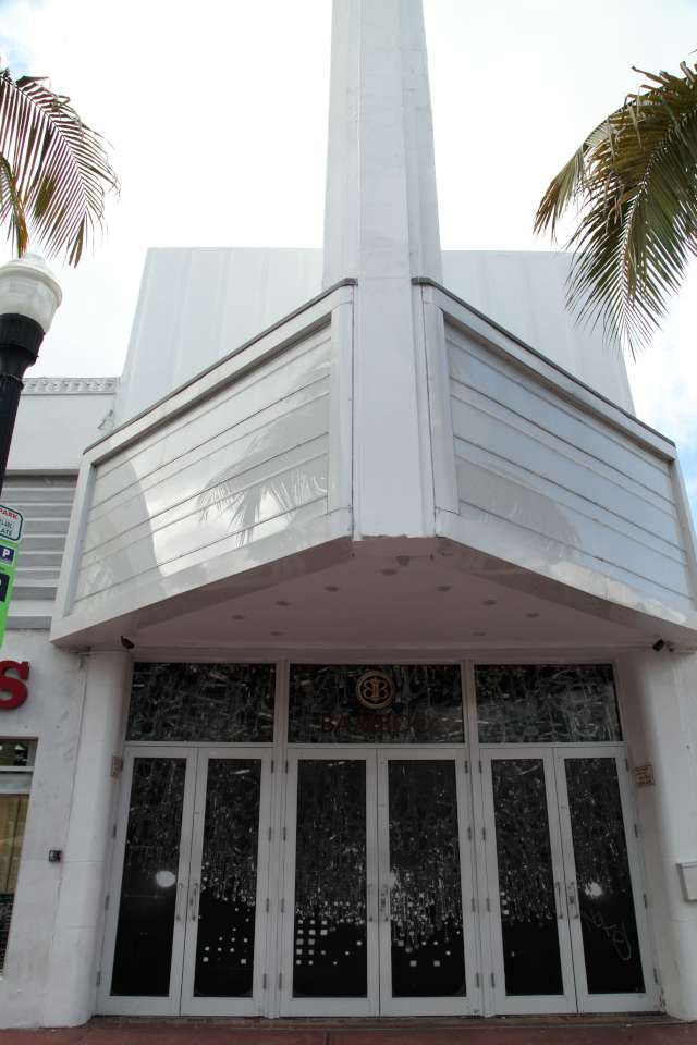 Dünyaca ünlü starların konakladığı Fontainebleau Miami Beach Otel’de kalan İmparator’un, kaldığı otelin önünde paparazzi ordusu eksik olmuyor.