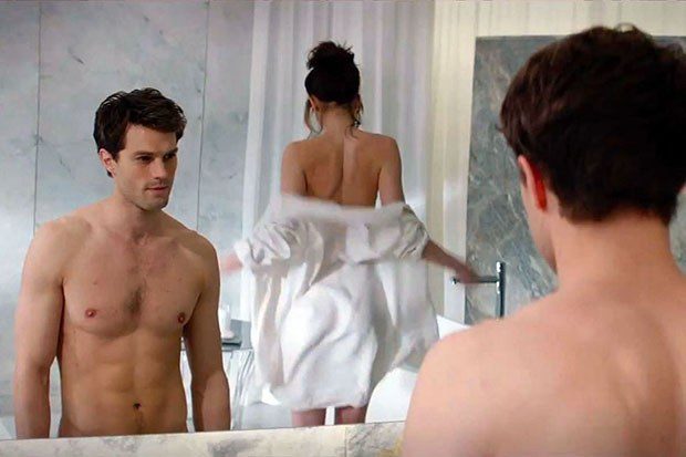 Bazı ülkelerde daha yayına girmeden yasaklanmaya başlanan Grinin 50 Tonu Türkiye'de 13 Şubat Cuma günü vizyona giriyor.‘Grinin Elli Tonu’ filminin başrolleri Jamie Dornan (Christian Grey) ve Dakota Johnson (Anastasia mmmm) Glamour dergisinin Şubat sayısı için poz verdi.