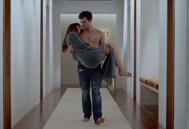 Filmde partnerini baştan çıkarmak için sado mazo teknikler kullanan bir karakteri canlandıran Jamie ise , “Normal hayatımda bir kadına asla yapmayacağım şeyler yaptım” sözleriyle feministlerin hedefindeki karakterini eleştirdi.