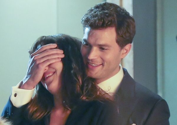 Edebiyat öğrencisi Anastasia Steele genç girişimci Christian Grey ile röportaj yapmaya gidince, yakışıklı, zeki ve göz korkutucu bir adamla karşılaşır.