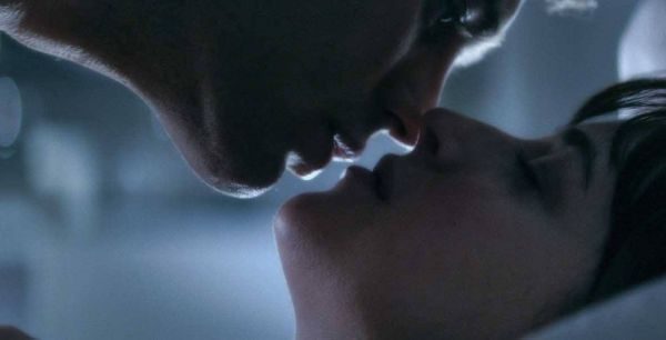 İkili arasında cesaret gerektiren, tutkulu bir fiziksel ilişki başlayınca, Ana Christian Grey’in sırlarını ve kendi karanlık arzularını keşfeder.