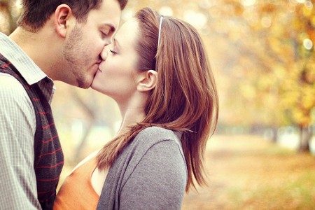 Öpüşmenin, sivilce oluşumunu engellediği bilimsel olarak kanıtlandı.