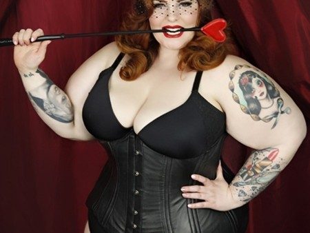 Moda dünyasında geniş beden kadınları temsil etmenin gururunu yaşayacağını da sözlerine ekleyen 120 kilogram ağırlığındaki süper model Tess Munster, "Bu meslekte başarının sırı insanın kendi vücudunu sevmesinden geçer” dedi.
