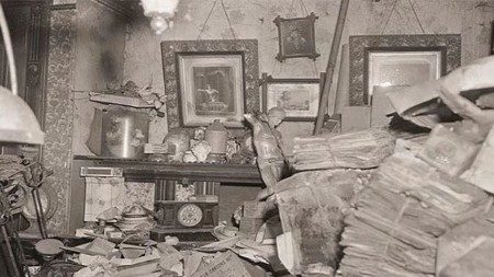 13. Kör bir adamın evine doldurduğu ıvır zıvır sonucu çıkış kapısını bulamaması sonucu açlıktan ölmesi: Homer Collyer, 1947