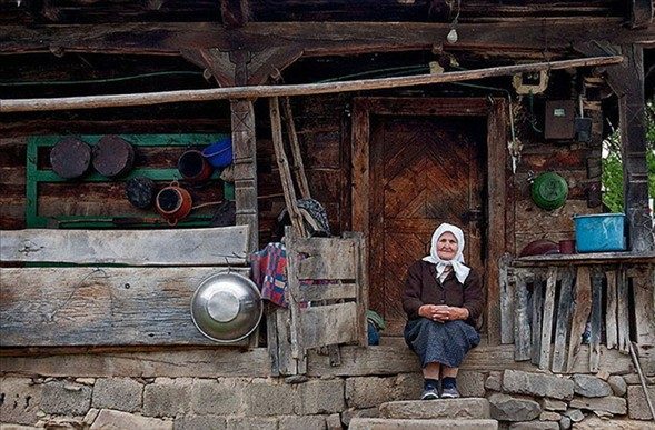 Kapının önünde oturan kişi iftiraya uğrar. Duvar dibinde uyumak iyi değildir, insan çarpılır. Evin içerisi temiz olmazsa oraya melekler değil şeytanlar gelir. Nisan yağmuru zemzem suyu gibidir, uğurludur. Nisan yağmurunda ıslanmak insana sağlık verir.